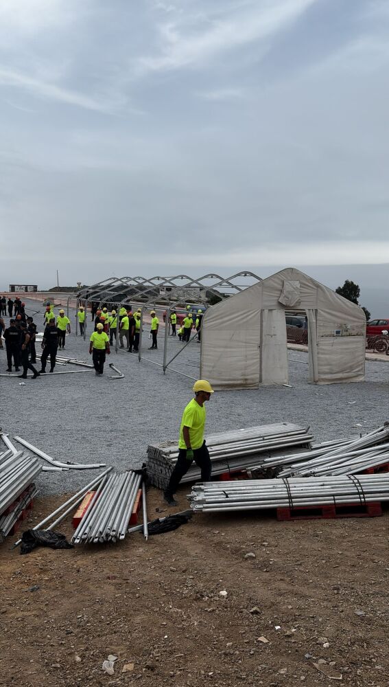 Levantan la primera carpa del asentamiento migrante junto a una escula infantil en Ceuta