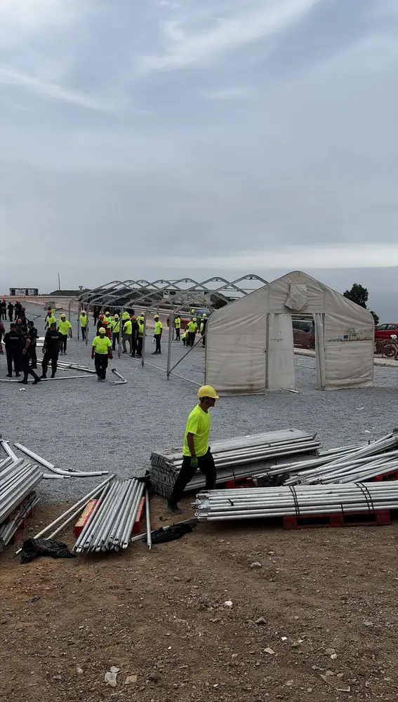 Levantan la primera carpa del asentamiento migrante junto a una escula infantil en Ceuta Levantan la primera carpa del asentamiento migrante junto a una escula infantil en Ceuta
