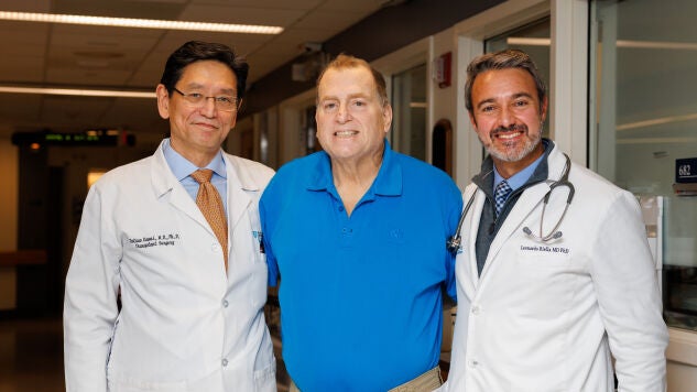 Cirujanos del Massachusetts General Hospital junto a Tim Andrews, el paciente de 66 a&ntilde;os al que trasplantaron un ri&ntilde;&oacute;n de cerdo gen&eacute;ticamente modificado