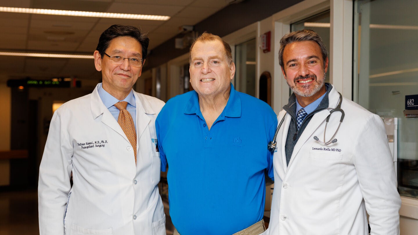Cirujanos del Massachusetts General Hospital junto a Tim Andrews, el paciente de 66 a&ntilde;os al que trasplantaron un ri&ntilde;&oacute;n de cerdo gen&eacute;ticamente modificado