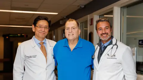Cirujanos del Massachusetts General Hospital junto a Tim Andrews, el paciente de 66 años al que trasplantaron un riñón de cerdo genéticamente modificado Cirujanos del Massachusetts General Hospital junto a Tim Andrews, el paciente de 66 años al que trasplantaron un riñón de cerdo genéticamente modificado