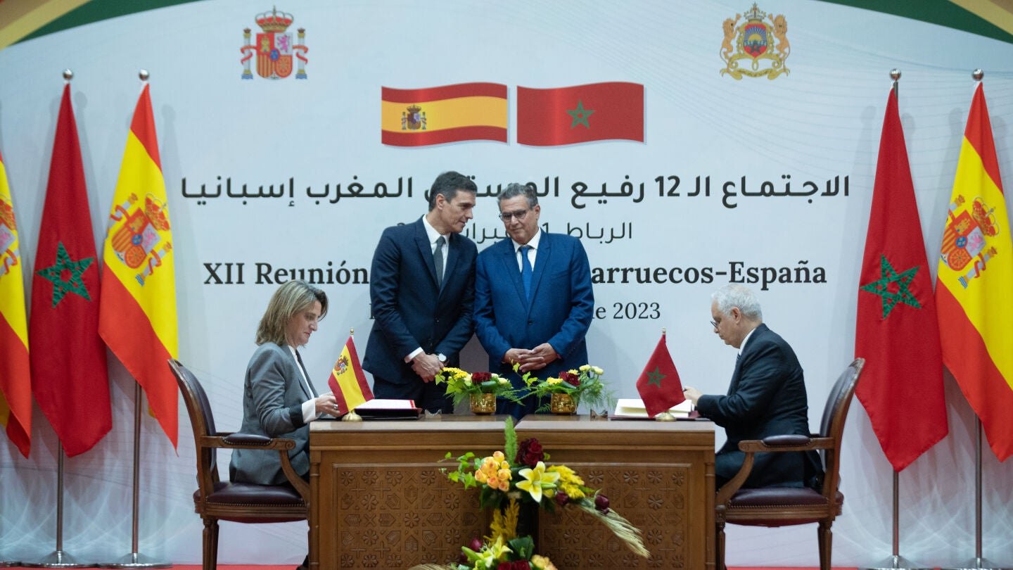 El presidente del Gobierno, Pedro S&aacute;nchez y el ministro marroqu&iacute; de Equipamiento y Agua, Nizar Baraka, tras una reuni&oacute;n en una imagen de archivo
