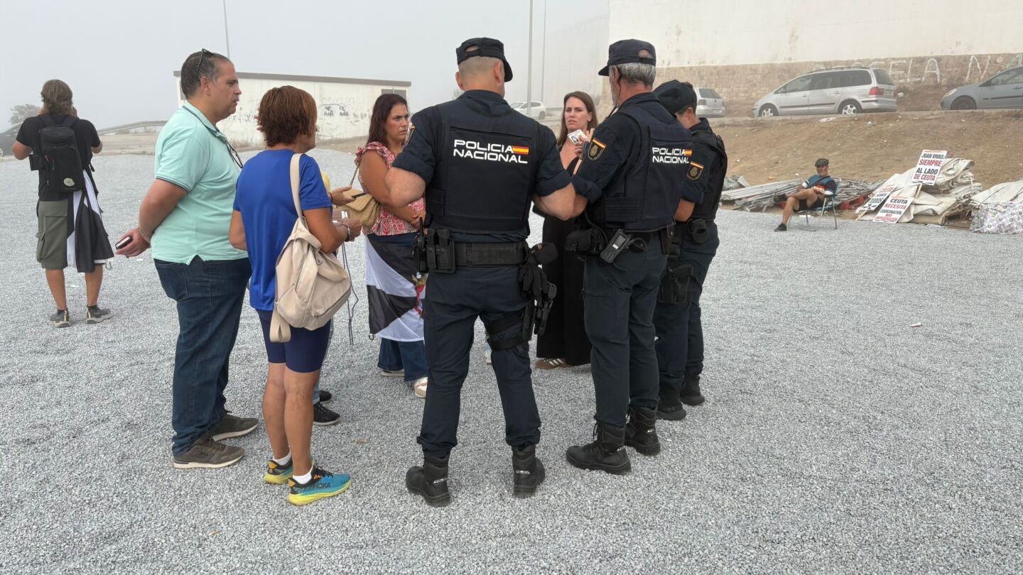 La Policía Nacional identifica a los vecinos que protestan en Loma Colmenar