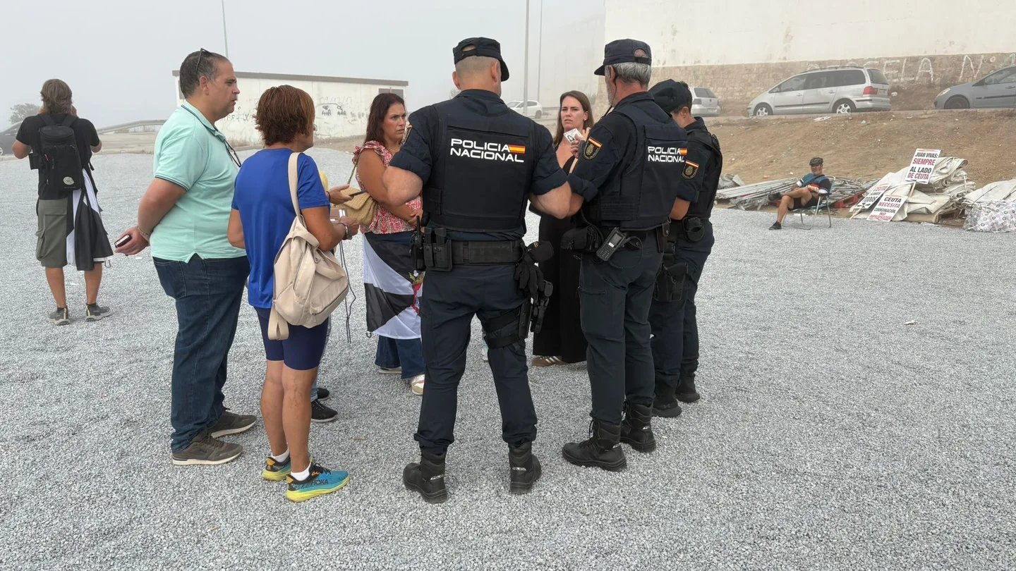 La Policía Nacional identifica a los vecinos que protestan en Loma Colmenar La Policía Nacional identifica a los vecinos que protestan en Loma Colmenar