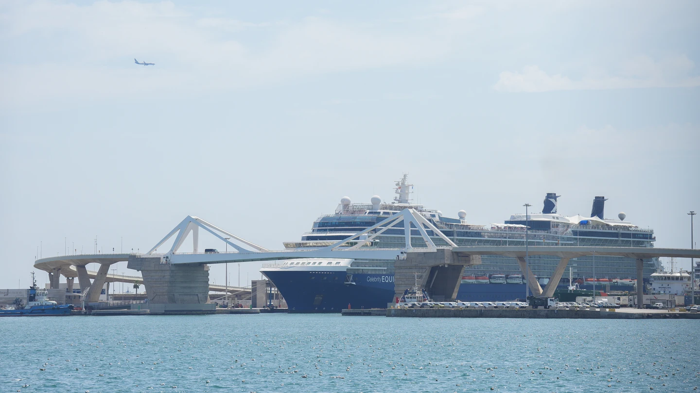 Varios cruceros en la Terminal del puerto en Barcelona, Cataluña (España), en una imagen de archivo Varios cruceros en la Terminal del puerto en Barcelona, Cataluña (España), en una imagen de archivo