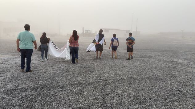 Los vecinos frenan los trabajos de la excavadora para habilitar un asentamiento frente a una escuela infantil en Ceuta