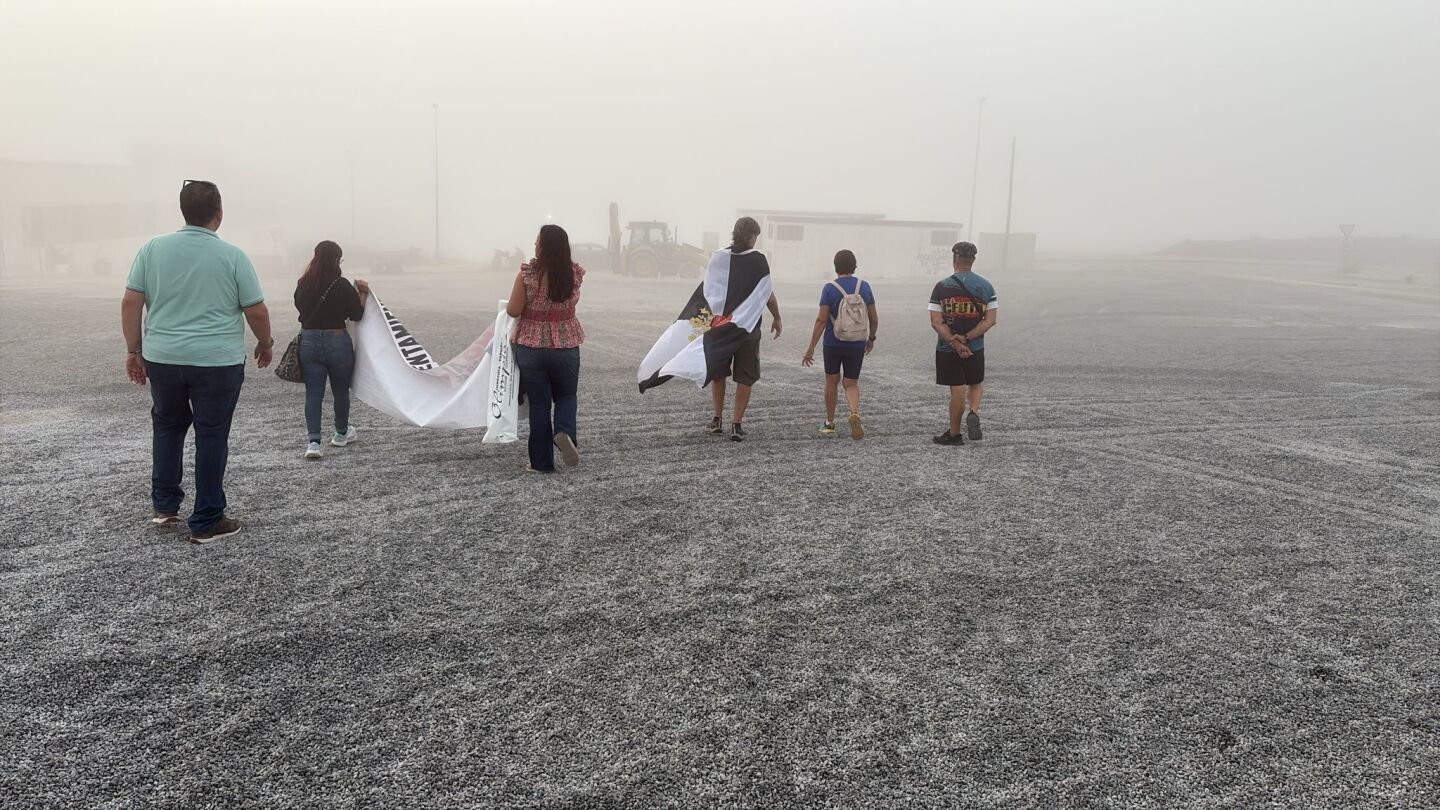 Los vecinos frenan los trabajos de la excavadora para habilitar un asentamiento frente a una escuela infantil en Ceuta