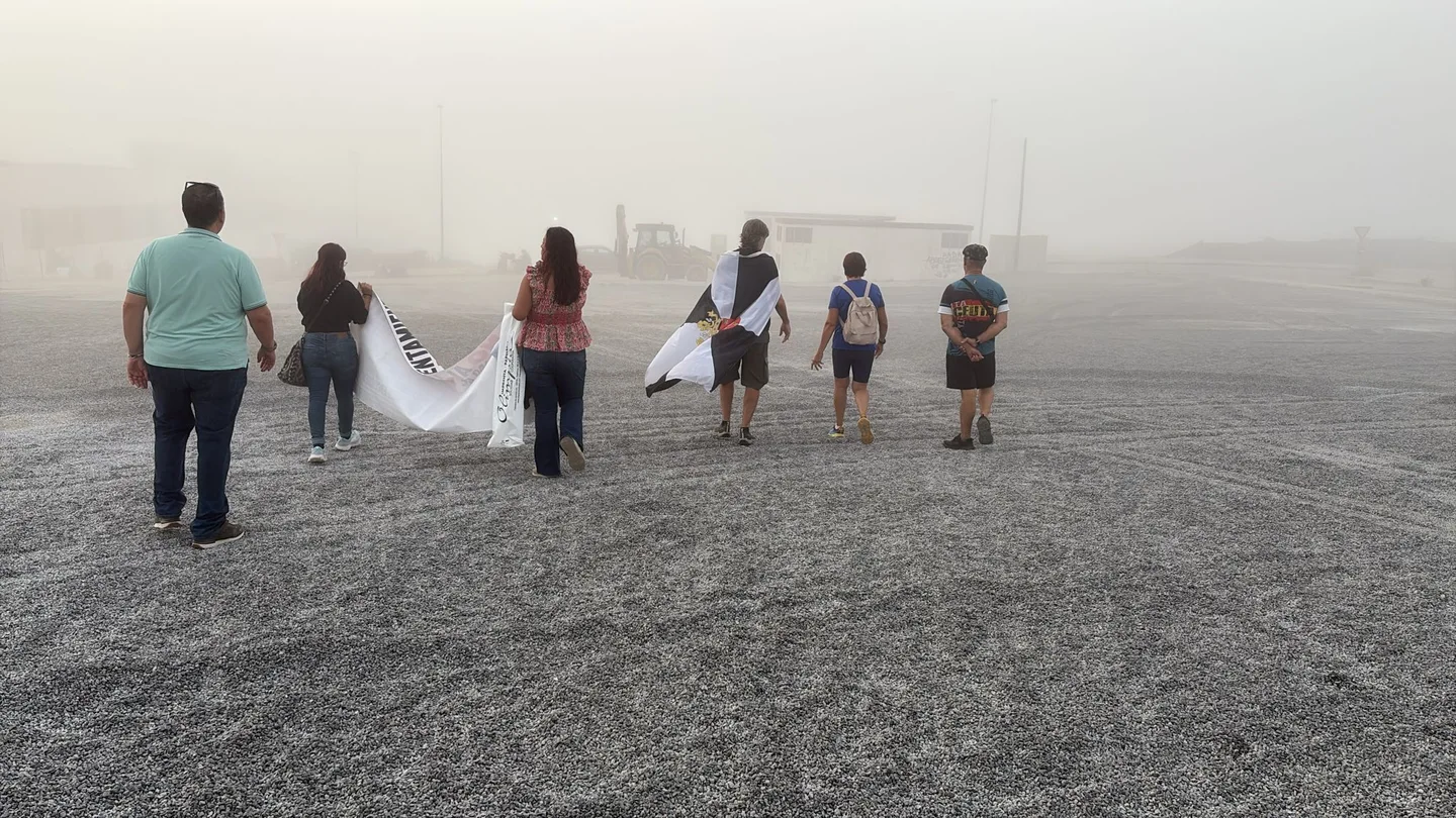 Los vecinos frenan los trabajos de la excavadora para habilitar un asentamiento frente a una escuela infantil en Ceuta Los vecinos frenan los trabajos de la excavadora para habilitar un asentamiento frente a una escuela infantil en Ceuta
