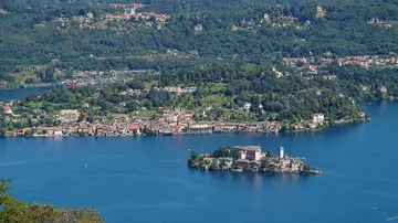 Isla de San Giulio en el lago Orta Isla de San Giulio en el lago Orta
