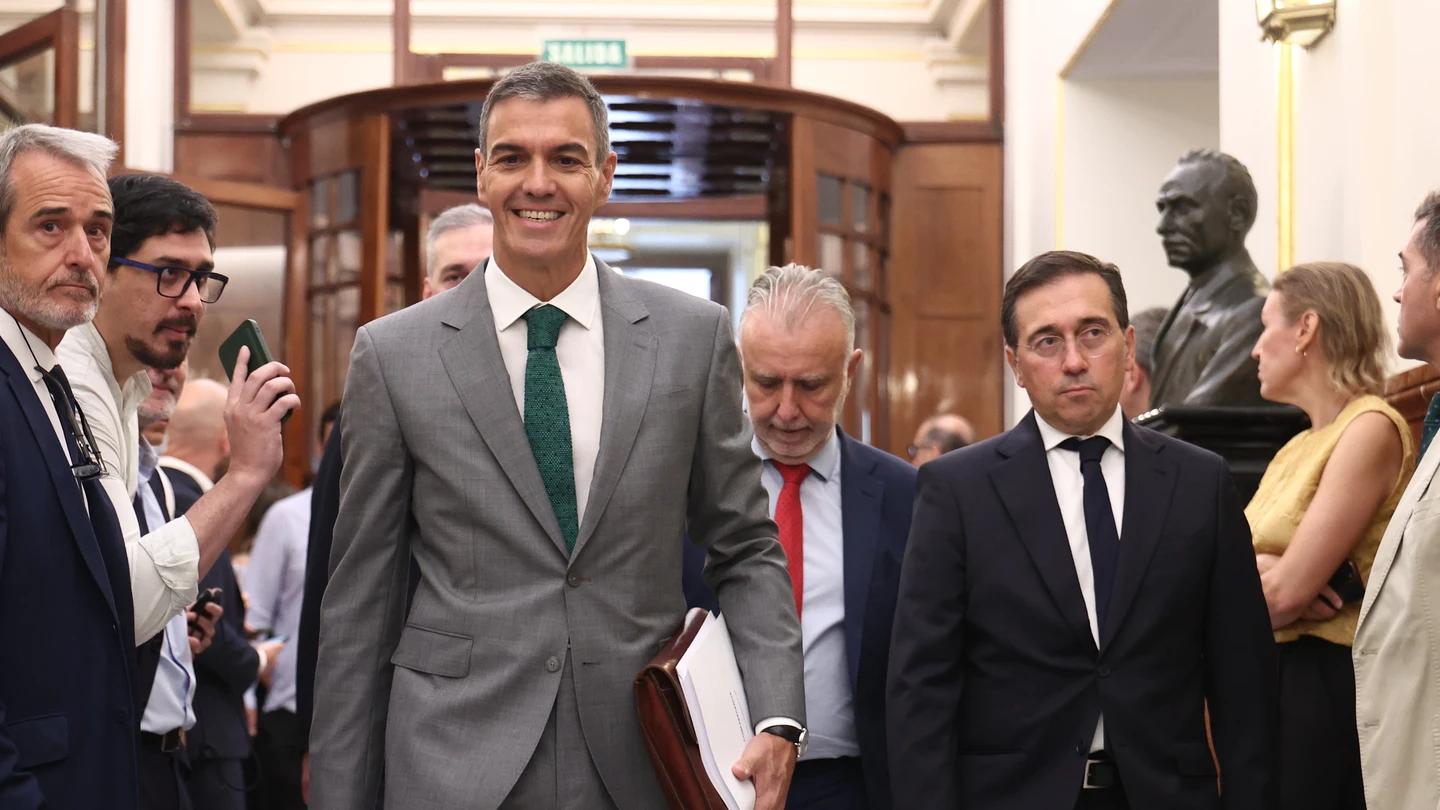 (I-D) El presidente del Gobierno, Pedro Sánchez, junto al ministro de Política Territorial y Memoria Democrática, Ángel Víctor Torres, y el ministro de Asuntos Exteriores, Unión Europea y Cooperación, José Manuel Albares, a su llegada a una sesión plenaria en el Congreso de los Diputados, a 3 de septiembre de 2026 (I-D) El presidente del Gobierno, Pedro Sánchez, junto al ministro de Política Territorial y Memoria Democrática, Ángel Víctor Torres, y el ministro de Asuntos Exteriores, Unión Europea y Cooperación, José Manuel Albares, a su llegada a una sesión plenaria en el Congreso de los Diputados, a 3 de septiembre de 2026