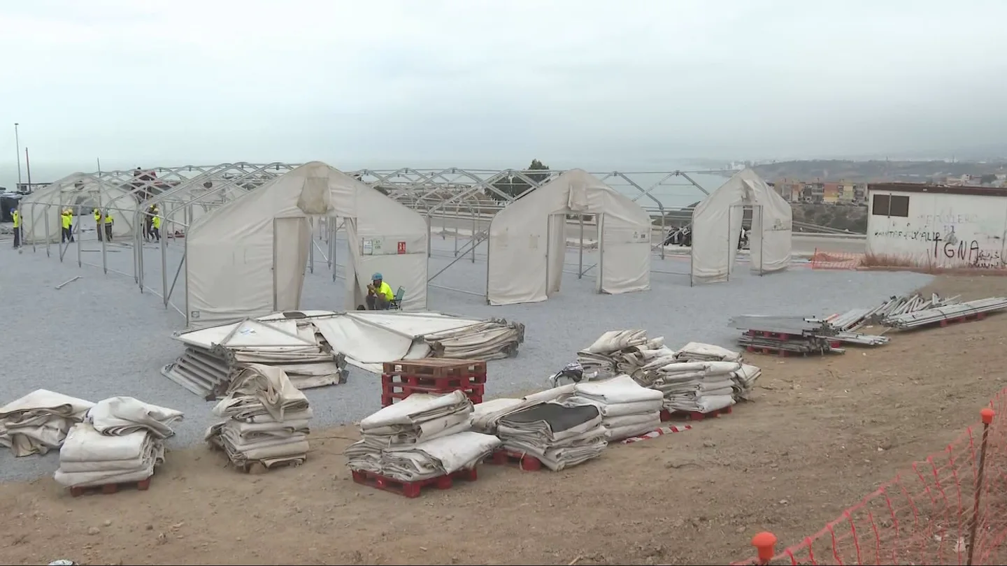 Instalación de un asentamiento para migrantes frente a una escuela infantil Instalación de un asentamiento para migrantes frente a una escuela infantil
