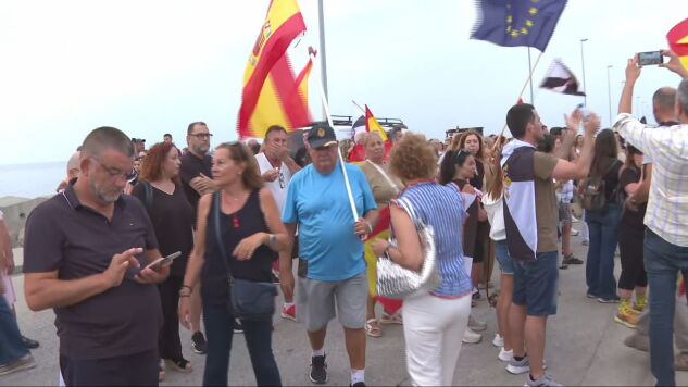 Manifestantes ceut&iacute;es frente al puerto de Ceuta