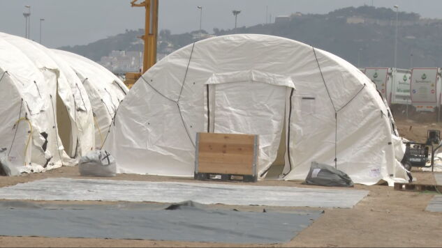 Imagen de una de las carpas instaladas en el puerto de Ceuta