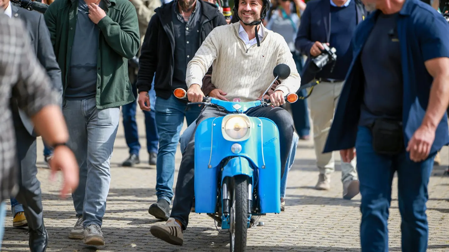 Ulrich Siegmund subido a una Simson Schwalbe azul Ulrich Siegmund subido a una Simson Schwalbe azul