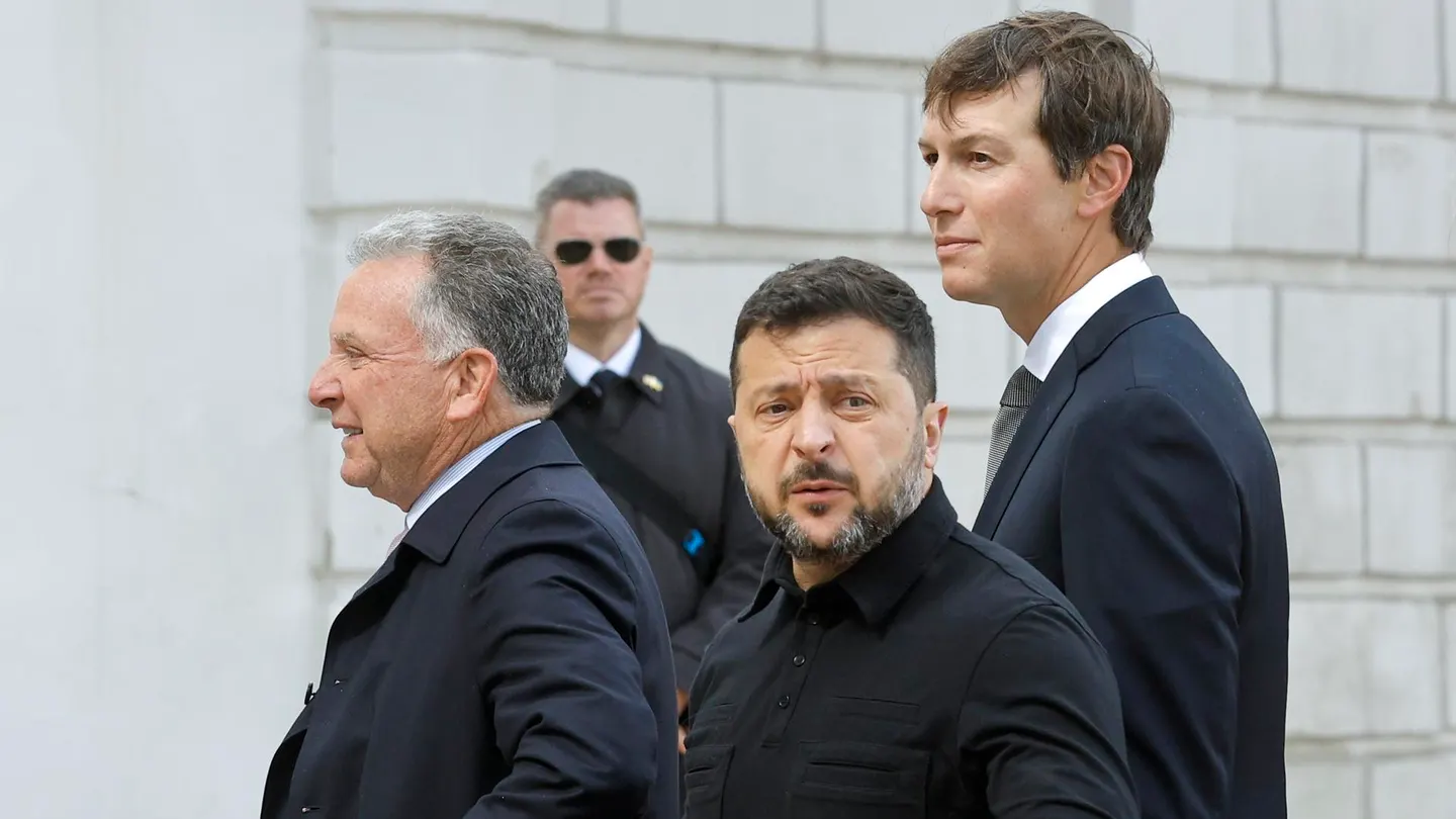 Volodímir Zelenski, con Steve Witkoff y Jared Kushner antes de la reunión Volodímir Zelenski, con Steve Witkoff y Jared Kushner antes de la reunión