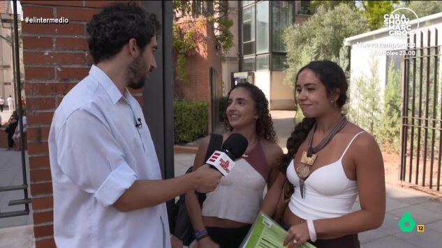 Isma Ju&aacute;rez 'acompa&ntilde;a' a la princesa Leonor en su primer d&iacute;a como alumna de la Carlos III y consigue hablar con algunas estudiantes, que le recomiendan el "bar de confianza" y opinan sobre qu&eacute; significa la llegada de la princesa para la universidad.