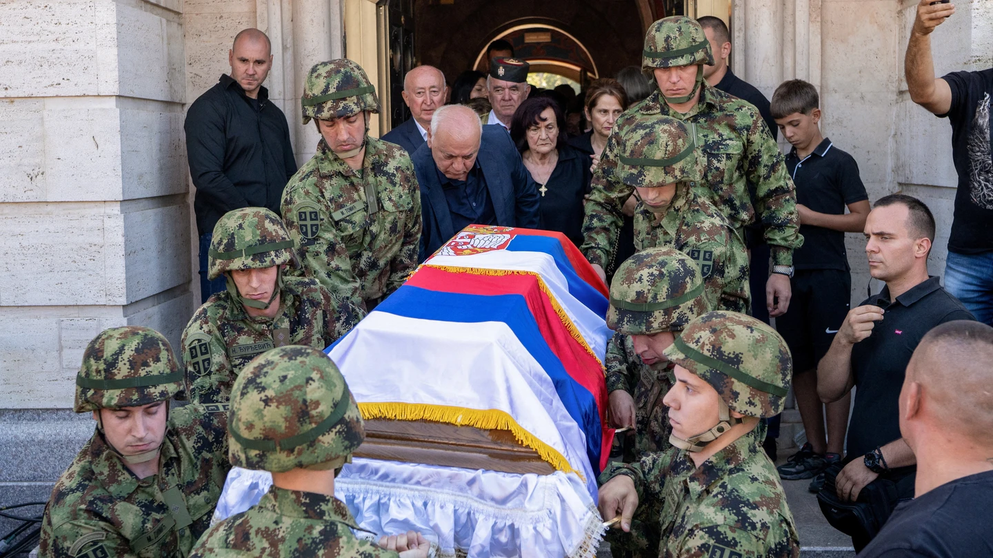 Varios militares cargan con el ataúd de Ratko Mladic Varios militares cargan con el ataúd de Ratko Mladic