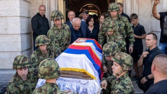 Varios militares cargan con el ata&uacute;d de Ratko Mladic