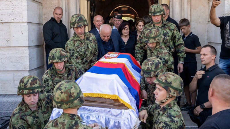 Varios militares cargan con el ata&uacute;d de Ratko Mladic