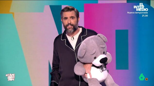 El presentador vuelve despu&eacute;s de estar ausente durante el verano por sus vacaciones. El cambio de hora del programa, que ahora empieza a las 15:30 h, le ha pillado por sorpresa y ha aparecido en el plat&oacute; reci&eacute;n levantado. 