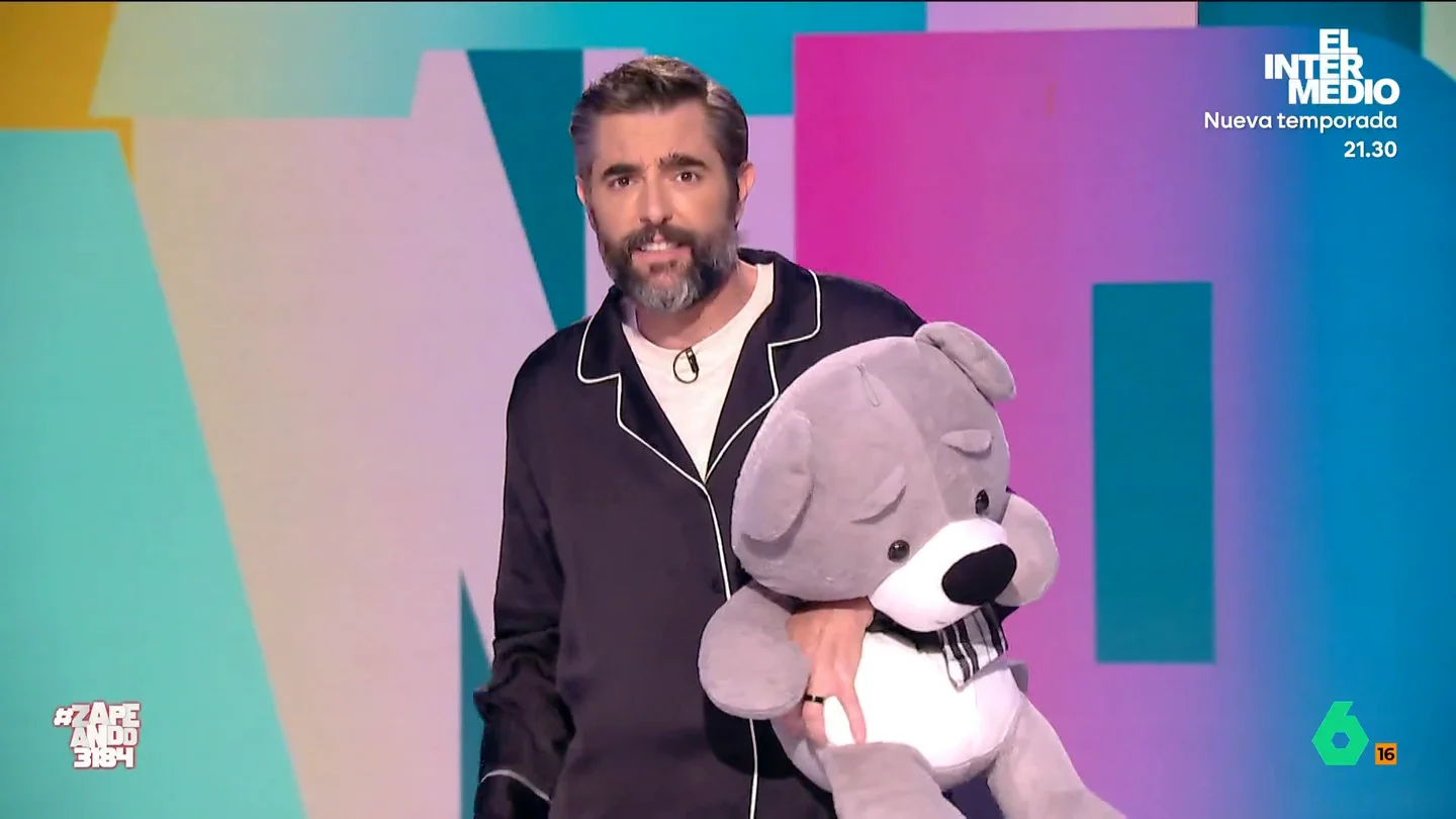 Dani Mateo se incorpora a Zapeando en pijama: "No he tenido tiempo ni de desayunar..." El presentador vuelve después de estar ausente durante el verano por sus vacaciones. El cambio de hora del programa, que ahora empieza a las 15:30 h, le ha pillado por sorpresa y ha aparecido en el plató recién levantado.