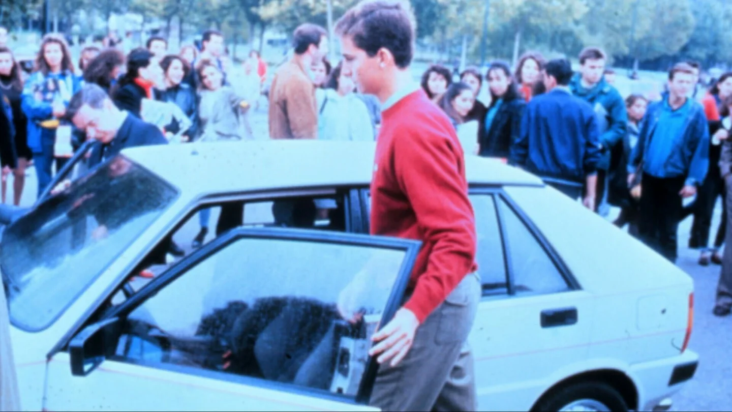 El entonces príncipe Felipe llegando a la universidad para su primer día de clase El entonces príncipe Felipe llegando a la universidad para su primer día de clase