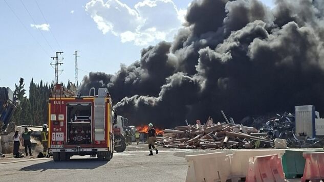 El incendio de Alhend&iacute;n (Granada) ha provocado una gran columna de humo