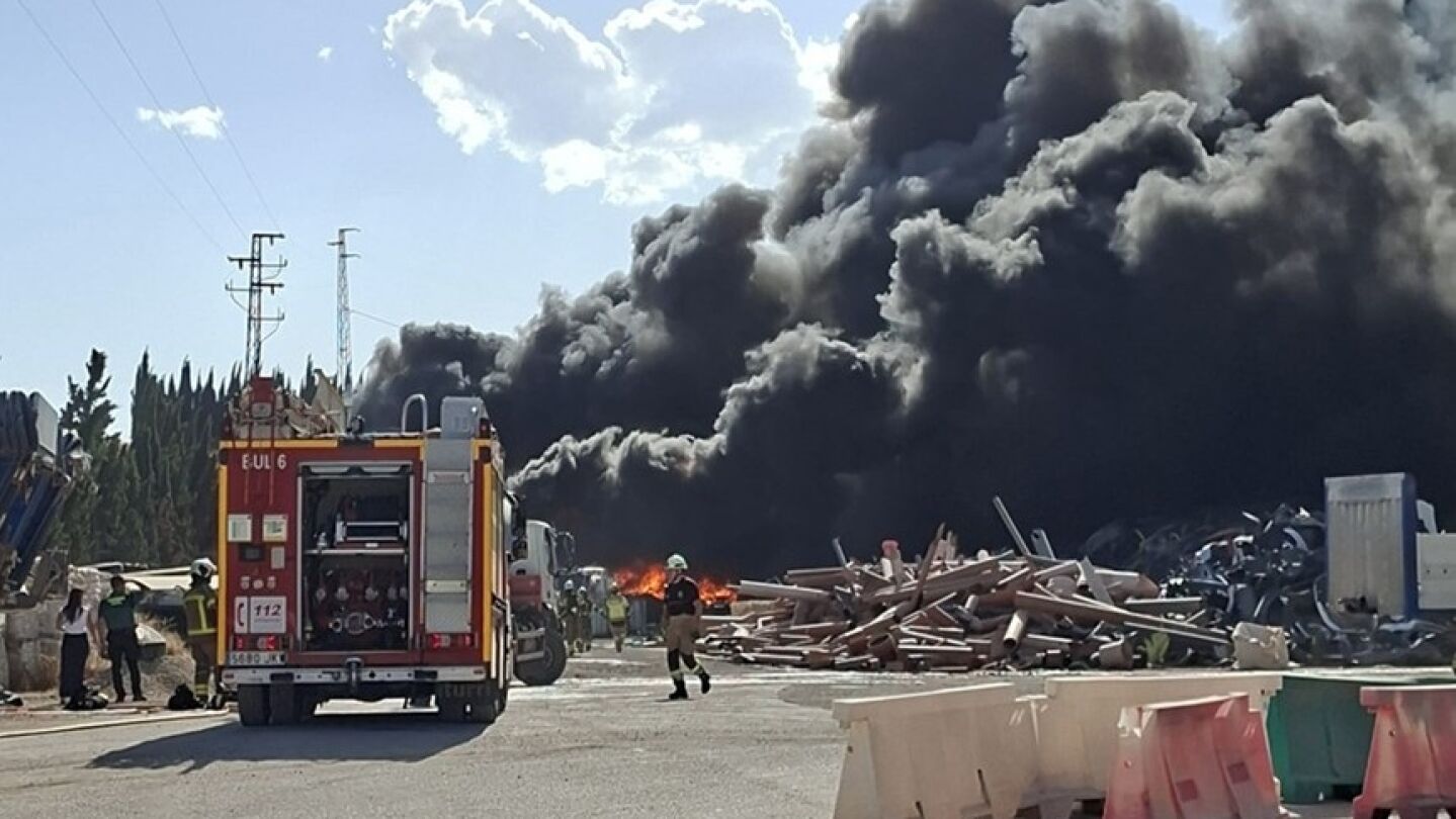 El incendio de Alhend&iacute;n (Granada) ha provocado una gran columna de humo