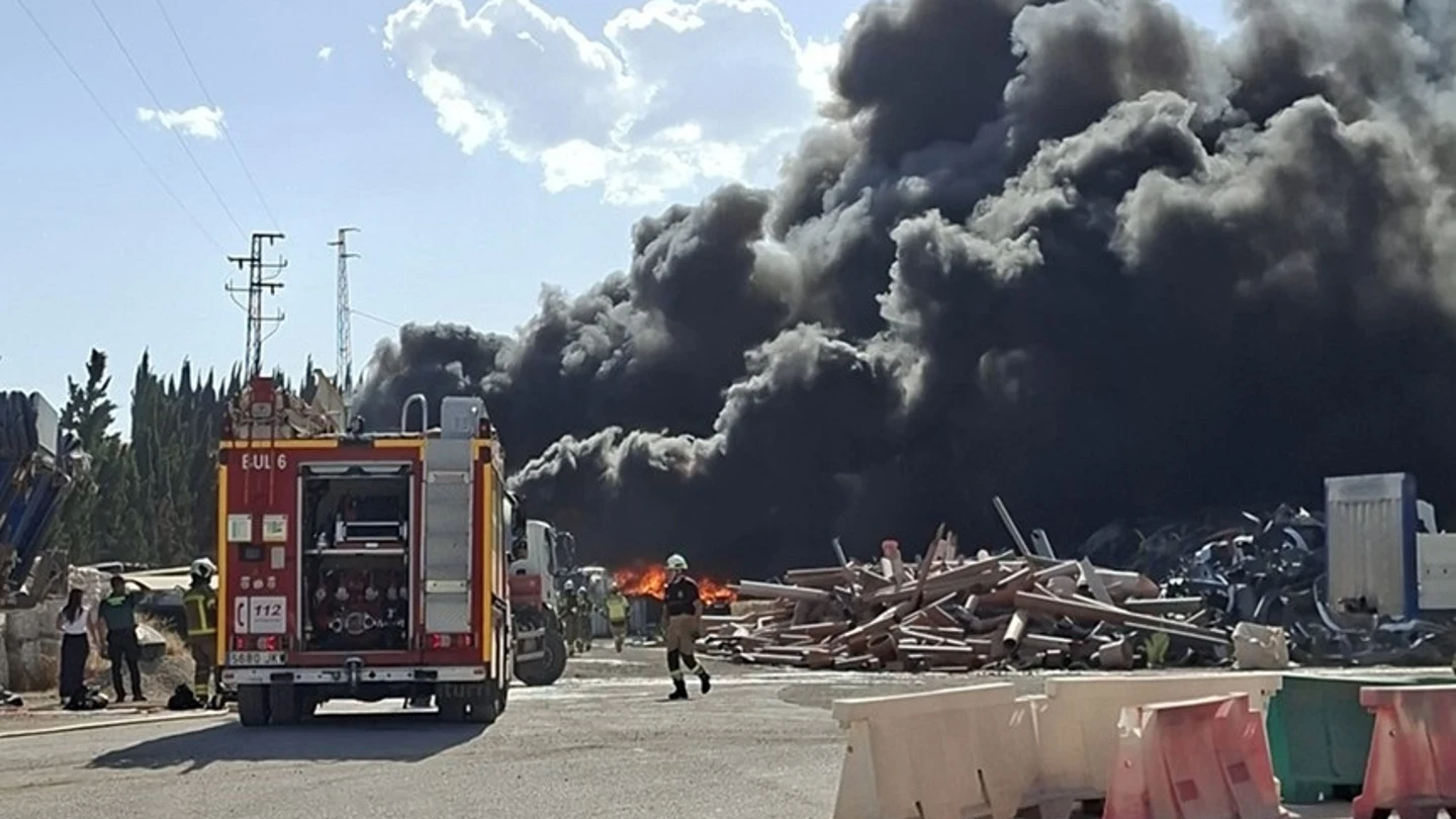 El incendio de Alhendín (Granada) ha provocado una gran columna de humo El incendio de Alhendín (Granada) ha provocado una gran columna de humo