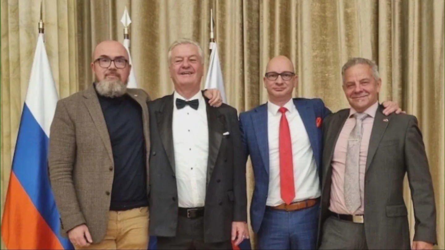 Tres miembros de AfD en la embajada rusa celebrando el cumpleaños de Putin Tres miembros de AfD en la embajada rusa celebrando el cumpleaños de Putin