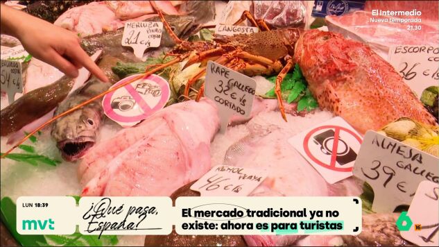 En mercados como el de la Boquer&iacute;a, en Barcelona, o el de Triana, en Sevilla, muchos puestos de venta de frutas o carne se han convertido en lugares de venta de comida preparada o en espacios en los que disfrutar de un espect&aacute;culo. 
