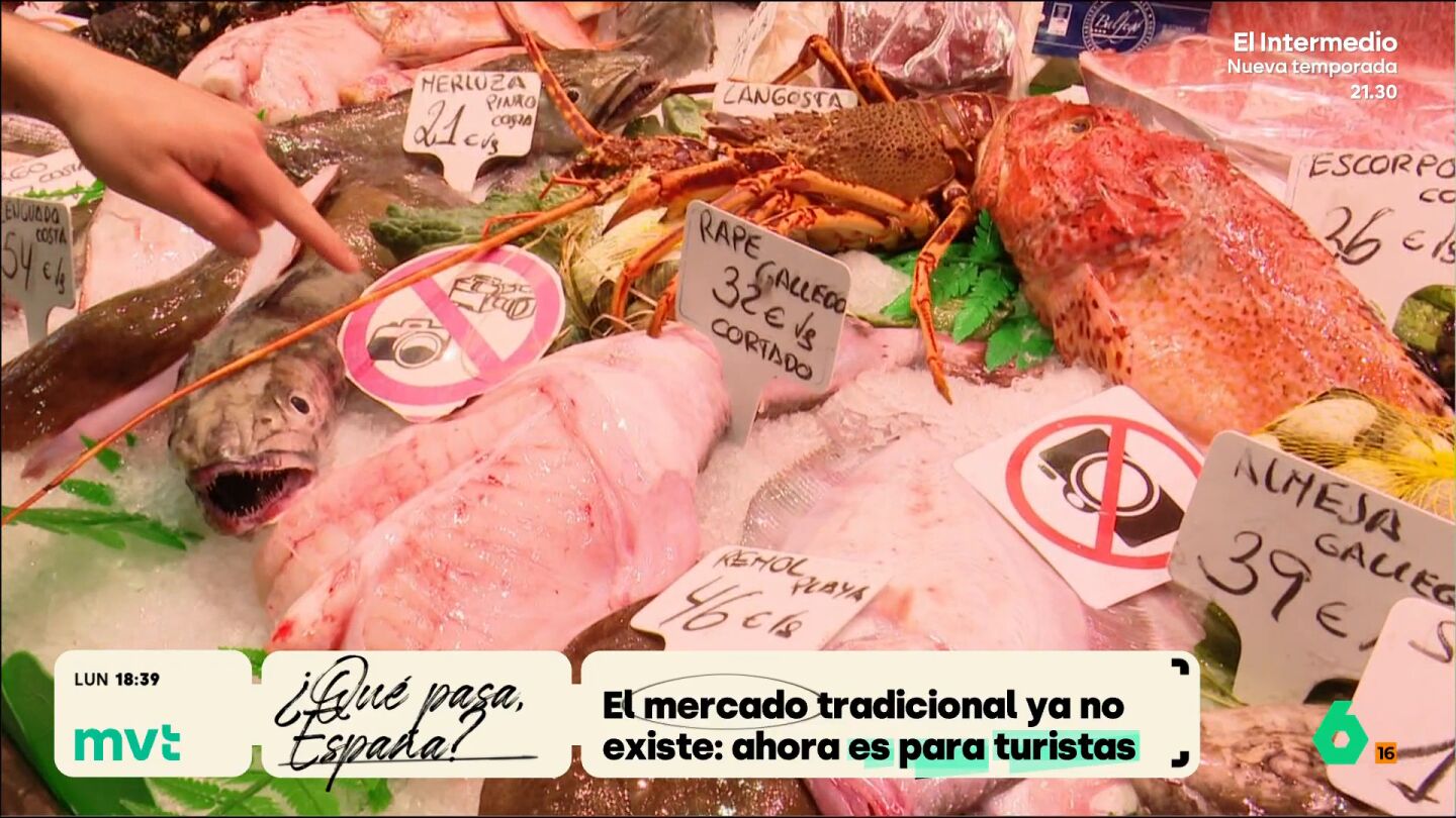 En mercados como el de la Boquer&iacute;a, en Barcelona, o el de Triana, en Sevilla, muchos puestos de venta de frutas o carne se han convertido en lugares de venta de comida preparada o en espacios en los que disfrutar de un espect&aacute;culo. 