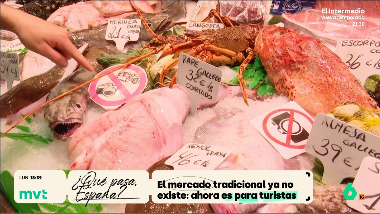Los mercados tradicionales se convierten en espectáculos para turistas: "Están en peligro de extinción" En mercados como el de la Boquería, en Barcelona, o el de Triana, en Sevilla, muchos puestos de venta de frutas o carne se han convertido en lugares de venta de comida preparada o en espacios en los que disfrutar de un espectáculo.