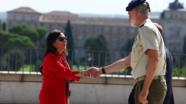 El rey Felipe VI y la ministra de Defensa, Margarita Robles, el pasado viernes.