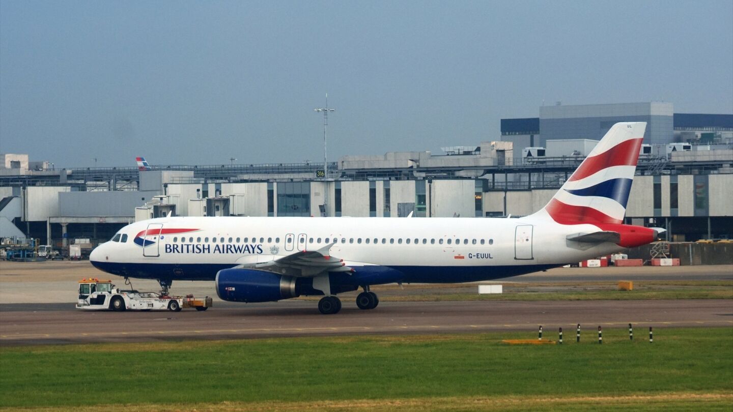 Un avi&oacute;n en el Aeropuerto de Heathrow