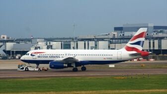 Un avi&oacute;n en el Aeropuerto de Heathrow