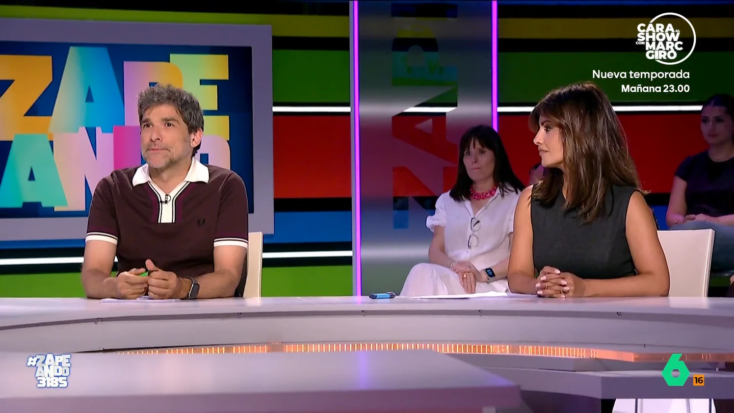 Nacho García muestra dónde empieza su "cosa prohibida": "Es exclusiva para vosotros" El zapeador luce este martes unos pantalones cortos. Nacho no ha dudado en levantarse ligeramente la pernera para mostrar que zona del muslo tiene menos bronceada.