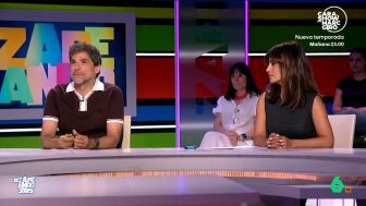 El zapeador luce este martes unos pantalones cortos. Nacho no ha dudado en levantarse ligeramente la pernera para mostrar que zona del muslo tiene menos bronceada. 