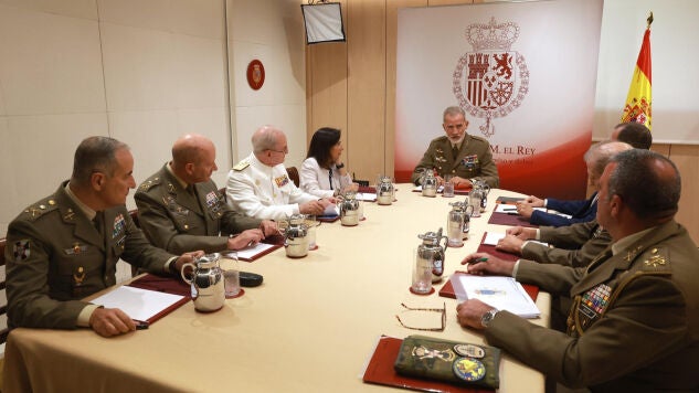 Felipe VI se re&uacute;ne con la ministra de Defensa, Margarita Robles, y altos mandos del Ej&eacute;rcito para examinar la situaci&oacute;n de Ceuta.