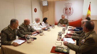 Felipe VI se re&uacute;ne con la ministra de Defensa, Margarita Robles, y altos mandos del Ej&eacute;rcito para examinar la situaci&oacute;n de Ceuta.