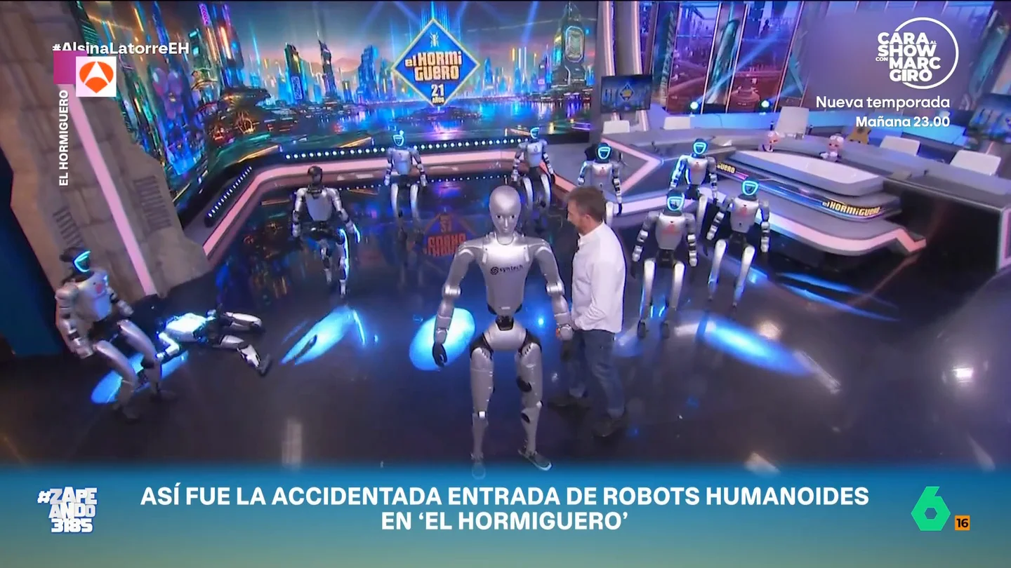 Nacho García, al ver a un robot desplomarse en el plató de 'El Hormiguero': "Ya puede bailar lo que quiera, ahora es una roomba" Ayer 'El Hormiguero' volvió de vacaciones con una espectacular coreografía con 14 robots y bailarines de carne y hueso. Sin embargo, antes del show los androides llegaron al plató un poco despistados.