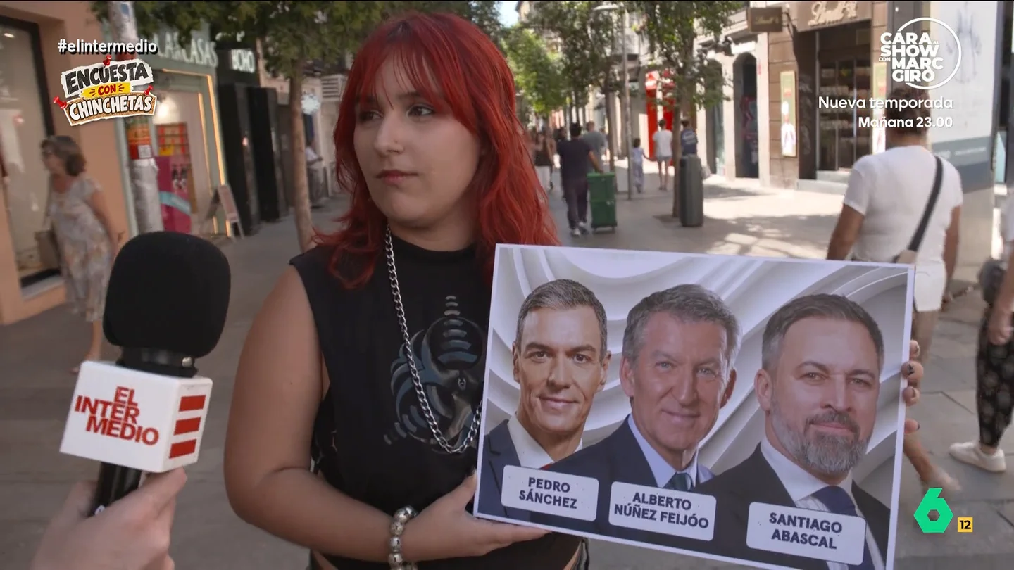 Una chica afirma que tendría un hijo con Pedro Sánchez: "Con él a tope, creo que no me abandonaría" El Intermedio sale a la calle para que la gente escoja entre Pedro Sánchez, Santiago Abascal o Alberto Núñez Feijóo en diferentes situaciones como, por ejemplo, salir de fiesta o pedir ayuda para hacer una mudanza.