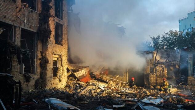 Equipos de rescate ucranianos trabajan en el lugar de un ataque ruso contra un almac&eacute;n de uso civil en Kyiv este martes.