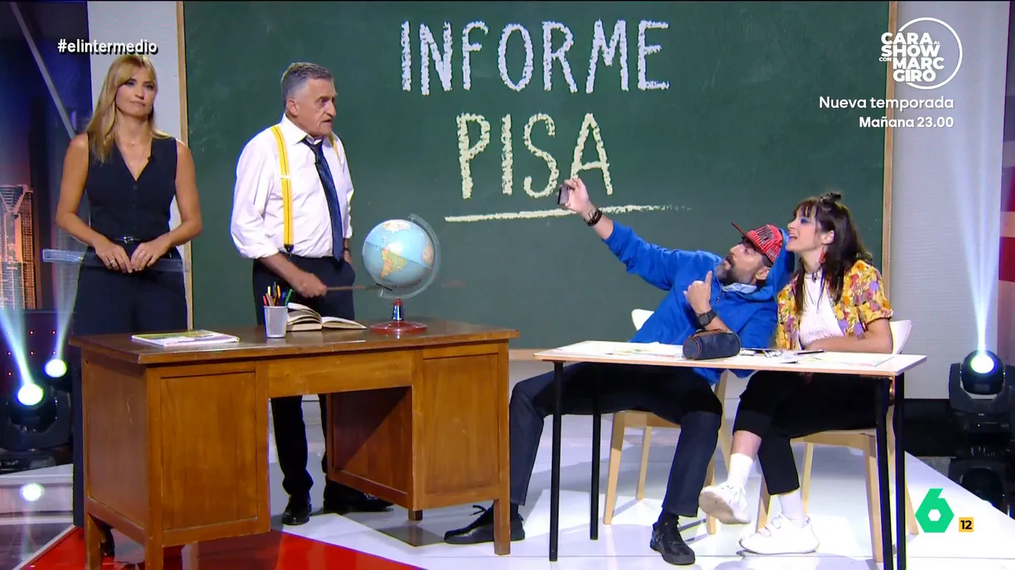 Sandra Sabatés explica a los 'alumnos' Inés Rodríguez y Dani Mateo los resultados del informe Pisa Según el informe Pisa, el nivel de los estudiantes españoles en algunas disciplinas es como si hubieran perdido dos cursos. En este vídeo, Sandra Sabatés explica las causas a dos 'estudiantes', Inés Rodríguez y Dani Mateo, más interesados en 'farmear aura'.