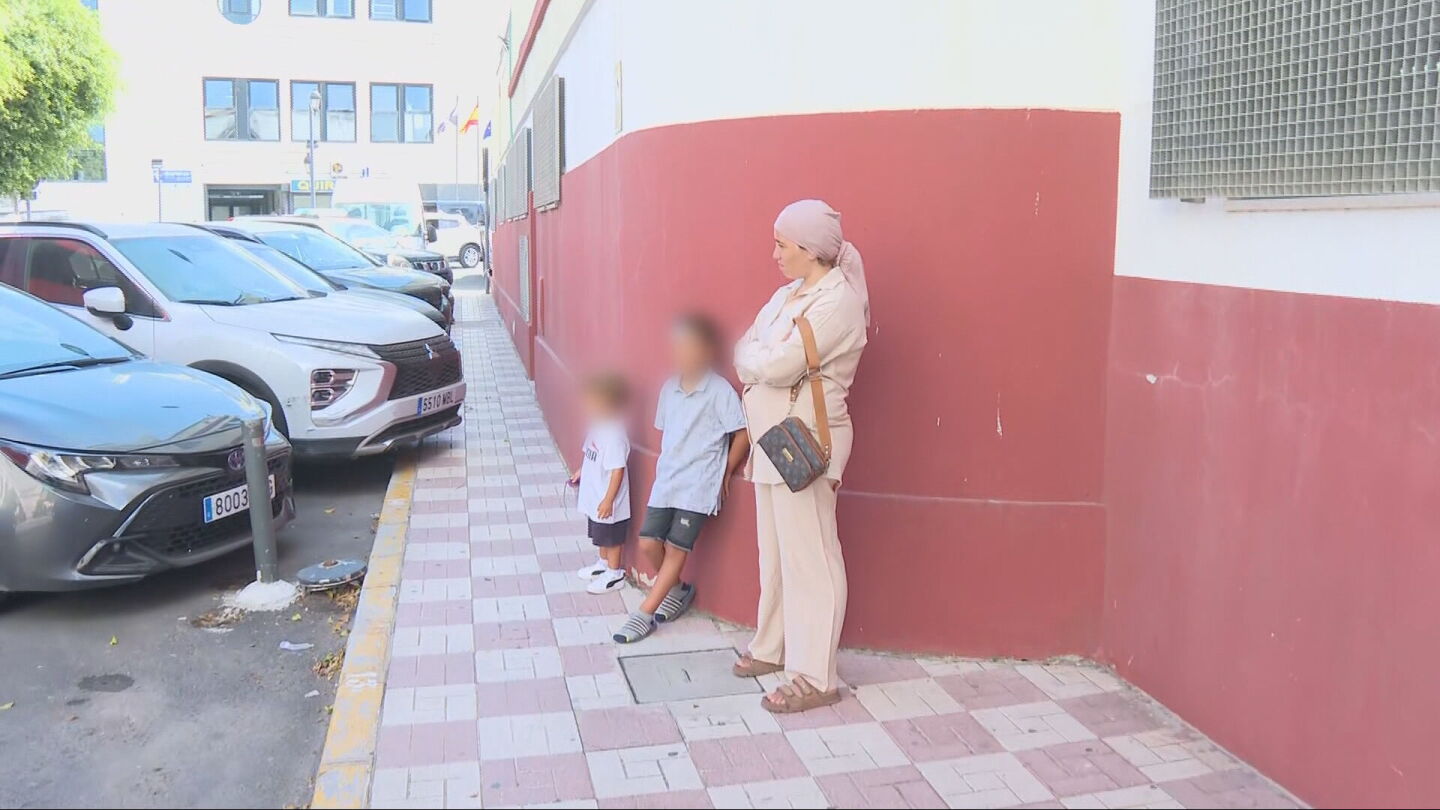 La madre de Ali con sus hijos a las puertas de la Jefatura Superior de la Polic&iacute;a de Ceuta