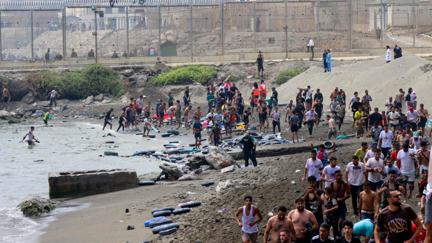 Miles de j&oacute;venes marroqu&iacute;es llegaron a la frontera entre Castillejos (Marruecos) y Ceuta para tratar de cruzar la valla 