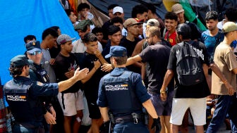 Varios agentes de la Polic&iacute;a Nacional trabajan en el Centro de Acogida Temporal de Extranjeros en El Tarajal, Ceuta