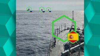 Un patrullero de la Armada controla a tres buques de Rusia a su paso por el estrecho de Gibraltar