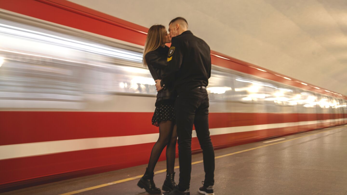 Beso en estaci&oacute;n de trenes