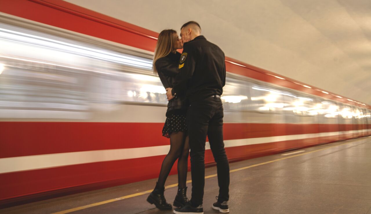 Beso en estaci&oacute;n de trenes
